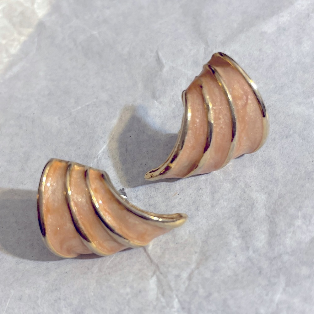 VINTAGE gold tone 50’s shell shape earrings